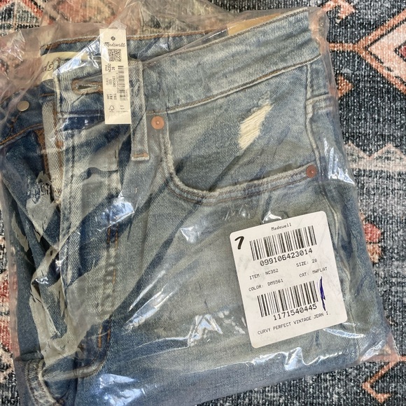 The Curvy Perfect Vintage Jean in Denman Wash: Ripped Edition - Picture 4 of 4